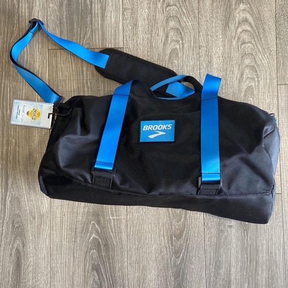 brooks running duffel bag